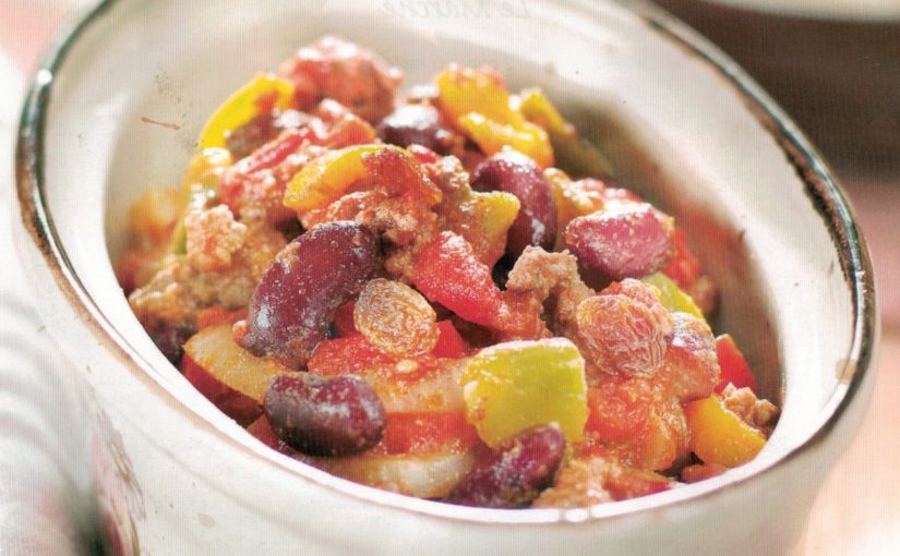 Boeuf, haricots rouges, chili, raisins, poivrons et riz