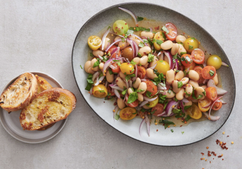 Salade de haricots blancs avec tomates cerises et basilic