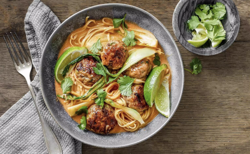 Curry de boulettes de poulet à l’asiatique
