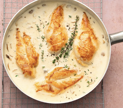 Poulet avec sauce à la crème au fromage et au thym