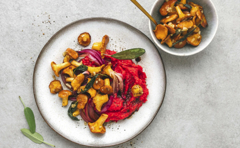 Chanterelles avec purée de courge à la betterave rouge